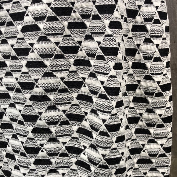 Black and White Pencil Skirt in geometric diamond shaped design pattern. Size M - Picture 5 of 5